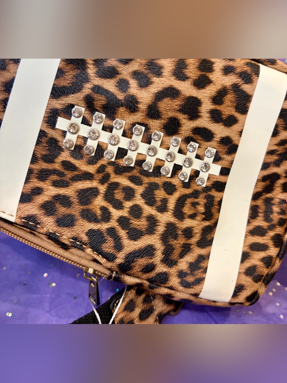 NWT SAM & HADLEY Leopard Print Crossbody Sling Bag Rhinestone Detail/Hair Clip - Picture 6 of 13